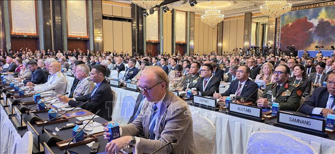 Các đại biểu tham dự phiên toàn thế đầu tiên của Đối thoại Shangri-La lần thứ 23. Ảnh: Việt Dũng - P/v TTXVN tại Singapore
