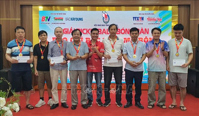 Trao giải cho các vận động viên đoạt giải môn bóng bàn. Ảnh: Danh Lam -TTXVN 