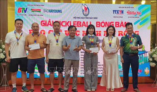 Trao giải cho các vận động viên đoạt giải môn Pickleball. Ảnh: Danh Lam -TTXVN 