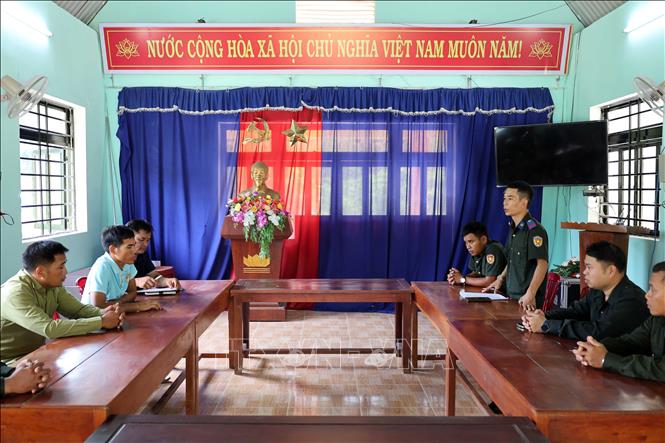 Cán bộ Trạm Quản lý bảo vệ rừng số 6 (Ban Quản lý rừng phòng hộ thành phố Đà Nẵng) làm việc với đại diện thôn Lao Mưng, xã Khâm Đức về công tác chủ động phòng cháy, chữa cháy rừng trong mùa khô. Ảnh: Đỗ Trưởng - TTXVN