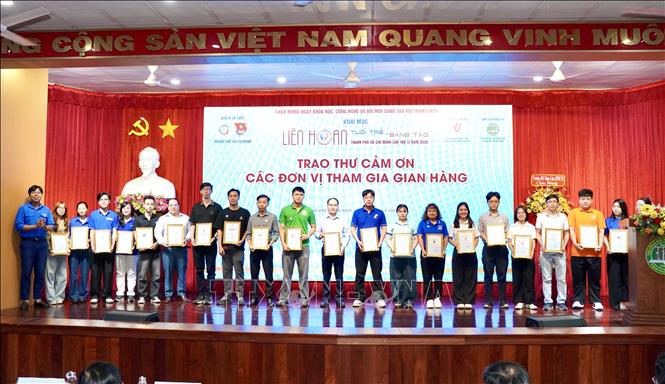 Ban Tổ chức trao thư cảm ơn đến các đơn vị tham gia gian hàng triển lãm tại Liên hoan Tuổi trẻ Sáng tạo TP. Hồ Chí Minh năm 2026. Ảnh: Trung Tuyến - TTXVN