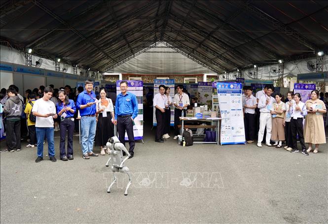 Quang cảnh các gian hàng trưng bày mô hình, sản phẩm khoa học công nghệ và trải nghiệm robot.