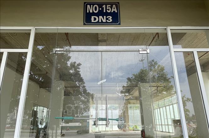 Sảnh ra vào chính của tòa nhà NO15A (DDB3) được khóa chốt trong, chưa có đơn vị đến thuê kinh doanh dịch vụ vì có quá ít hộ dân đến ở. Ảnh: Quốc Khánh - TTXVN