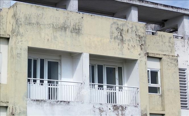 Các căn hộ được sử dụng cửa kính cách âm với bên ngoài, đảm bảo không gian yên tĩnh, riêng tư khi người dân đến ở. Ảnh: Quốc Khánh - TTXVN
