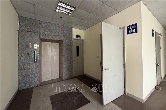 Hệ thống cửa cách nhiệt tại tầng hầm được trang bị đầy đủ, đáp ứng yêu cầu khi hỏa hoạn xảy ra. Ảnh: Quốc Khánh - TTXVN