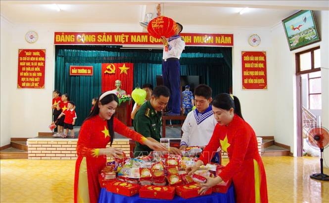 Gia đình quân dân trên đảo Trường Sa, đặc khu Trường Sa, tỉnh Khánh Hòa chuẩn bị quà và bánh kẹo tặng cho các cháu thiếu nhi vào ngày Quốc tế thiếu nhi 1/6. Ảnh: TTXVN phát