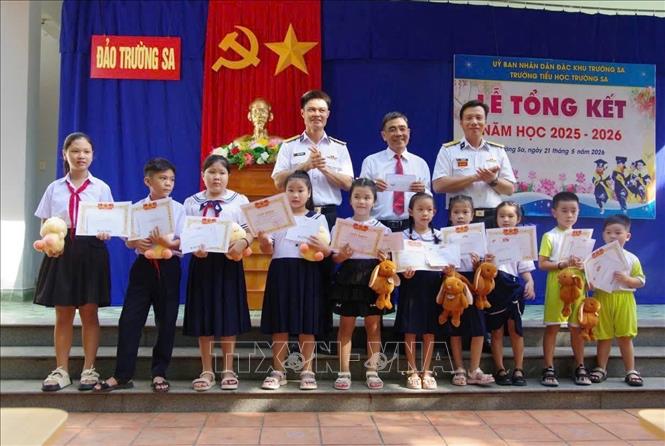 Sau khi tổng kết năm học, học sinh ở đặc khu Trường Sa bước vào kỳ nghỉ Hè với nhiều hoạt động vui chơi phong phú, thú vị. Ảnh: TTXVN phát
