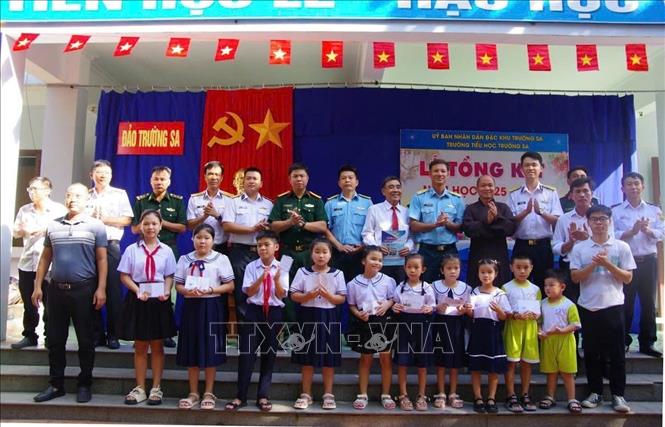 Trao giấy khen tổng kết năm học 2025 - 2026 cho học sinh ở đảo Trường Sa. Ảnh: TTXVN phát