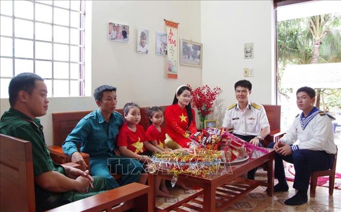 Cùng với gia đình, các lực lượng vũ trang trên các đảo đặc khu Trường Sa cùng chuẩn bị quà tặng và chương trình cho thiếu nhi nhân ngày 1/6. Ảnh: TTXVN phát