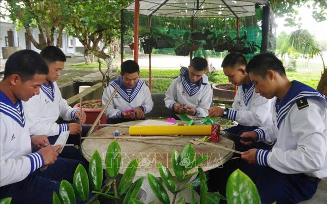 Các chiến sĩ hải quân đặc khu Trường Sa làm các đồ chơi tặng cho các cháu thiếu nhi bằng vật liệu tái chế. Ảnh: TTXVN phát