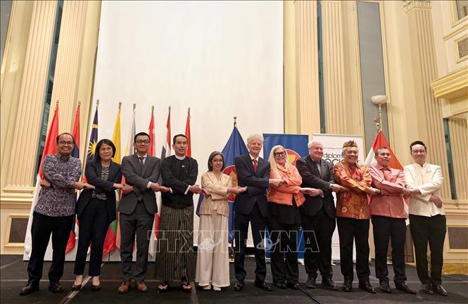 Đại diện các nước ASEAN chụp ảnh kỉ niệm tại Ngày Văn hóa ASEAN 2026. Ảnh: TTXVN phát