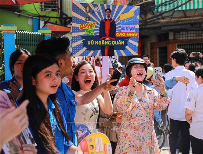 Niềm vui của phụ huynh khi thấy thí sinh hoàn thành môn thi. Ảnh: Khánh Hoà - TTXVN