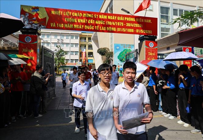 Thí sinh tại Điểm thi trường THCS Ngô Quyền (phường Bạch Mai) hoàn thành môn thi Ngoại ngữ chiều 30/5. Ảnh: Khánh Hoà - TTXVN
