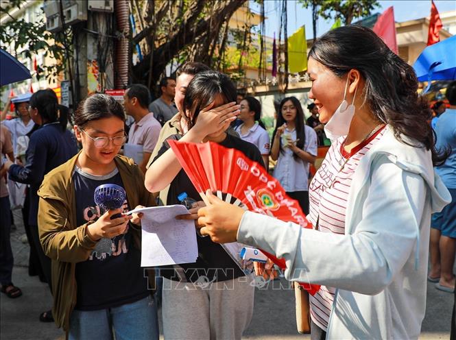 Phụ huynh chia sẻ cảm xúc với thí sinh sau khi hoàn thành môn thi Ngoại ngữ kỳ thi tuyển sinh lớp 10 Trung học phổ thông công lập năm học 2026 - 2027 tại tại Điểm thi trường THCS Ngô Quyền (phường Bạch Mai). Ảnh: Khánh Hoà - TTXVN