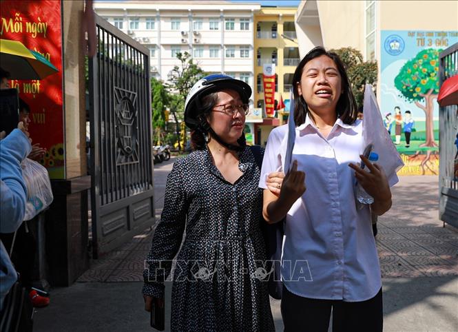 Phụ huynh chia sẻ cảm xúc với thí sinh sau khi hoàn thành môn thi Ngoại ngữ kỳ thi tuyển sinh lớp 10 Trung học phổ thông công lập năm học 2026 - 2027 tại tại Điểm thi trường THCS Ngô Quyền (phường Bạch Mai). Ảnh: Khánh Hoà - TTXVN