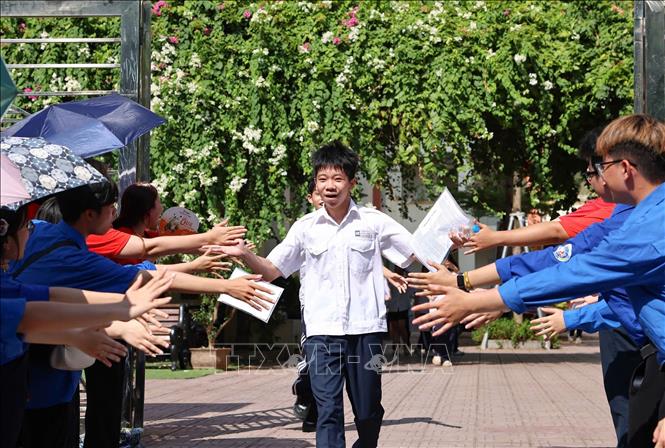 Thí sinh tự tin, phấn khởi hoàn thành ngày thi đầu tiên tại điểm thi Trường THCS Lê Ngọc Hân. Ảnh: Thanh Tùng - TTXVN