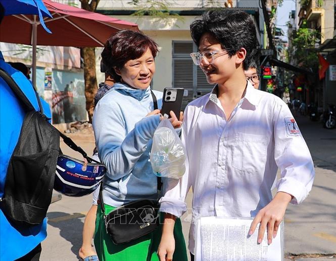 Phụ huynh chia sẻ cảm xúc với thí sinh sau khi hoàn thành môn thi Ngoại ngữ kỳ thi tuyển sinh lớp 10 Trung học phổ thông công lập năm học 2026 - 2027 tại tại Điểm thi trường THCS Ngô Quyền (phường Bạch Mai). Ảnh: Khánh Hoà - TTXVN