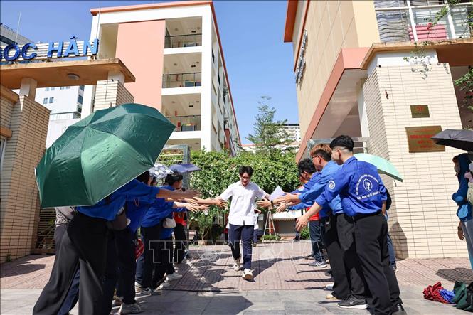 Thí sinh tự tin, phấn khởi hoàn thành ngày thi đầu tiên tại điểm thi Trường THCS Lê Ngọc Hân. Ảnh: Thanh Tùng - TTXVN