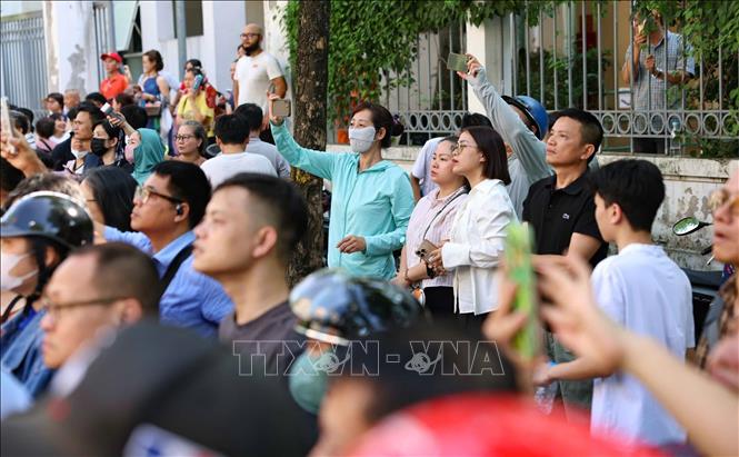 Phụ huynh hồi hộp đón thi sinh sau khi kết thúc môn thi Ngoại ngữ tại điểm thi Trường THCS Lê Ngọc Hân. Ảnh: Thanh Tùng - TTXVN