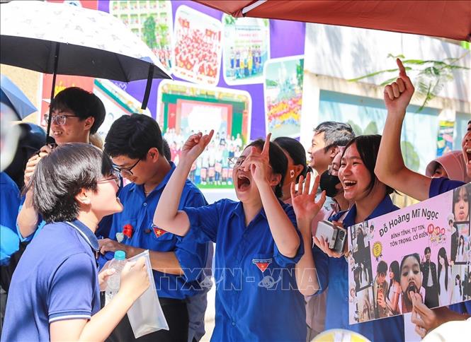 Thí sinh tại điểm thi trường THCS Ngô Quyền (phường Bạch Mai) chia sẻ cảm xúc sau khi kết thúc ngày thi đầu tiên. Ảnh: Khánh Hoà - TTXVN