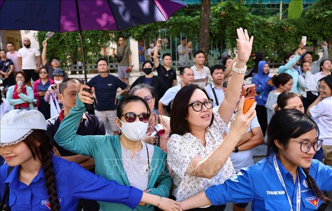 Phụ huynh hồi hộp đón thi sinh sau khi kết thúc môn thi Ngoại ngữ tại điểm thi Trường THCS Lê Ngọc Hân. Ảnh: Thanh Tùng - TTXVN