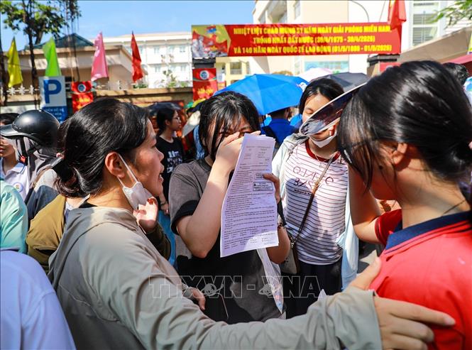 Phụ huynh chia sẻ cảm xúc với thí sinh sau khi hoàn thành môn thi Ngoại ngữ tại điểm thi trường THCS Ngô Quyền (phường Bạch Mai). Ảnh: Khánh Hoà - TTXVN