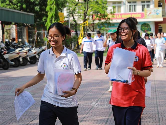 Thí sinh tại Điểm thi trường THCS Ngô Quyền (phường Bạch Mai) hoàn thành môn thi Ngoại ngữ chiều 30/5. Ảnh: Khánh Hoà - TTXVN