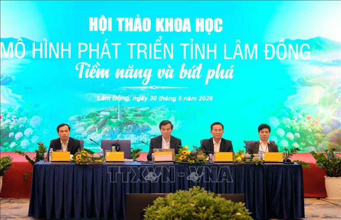 Phó Giáo sư, Tiến sỹ Đoàn Minh Huấn, Ủy viên Bộ Chính trị, Giám đốc Học viện Chính trị quốc gia Hồ Chí Minh cùng lãnh đọa tỉnh Lâm Đồng chủ trì hội nghị chiều 30/5. Ảnh: Nguyễn Dũng – TTXVN 
