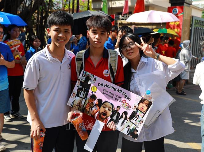 Thí sinh tại điểm thi trường THCS Ngô Quyền (phường Bạch Mai) hoàn thành môn thi Ngoại ngữ. Ảnh: Khánh Hoà - TTXVN