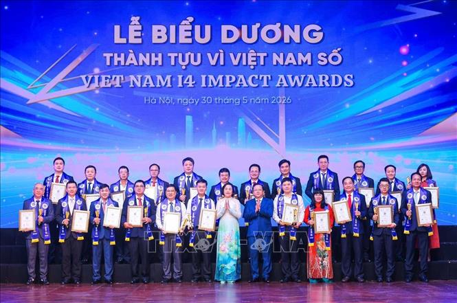 Phó Chủ tịch Quốc hội Nguyễn Thị Thanh và Phó Trưởng Ban Chính sách, Chiến lược Trung ương Nguyễn Đức Hiển trao Giấy chứng nhận và biểu trưng về thành tích về tổ chức triển khai KHCN, ĐMST và Chuyển đổi số cho đại diện các tỉnh thành phố, lãnh đạo các tập đoàn, Tổng công ty, doanh nghiệp. Ảnh: Hoàng Hiếu - TTXVN