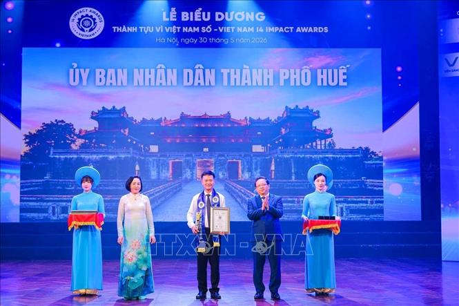 Phó Chủ tịch Quốc hội Nguyễn Thị Thanh và Phó Trưởng Ban Chính sách, Chiến lược Trung ương Nguyễn Đức Hiển trao Giấy chứng nhận và biểu trưng về thành tích về tổ chức triển khai KHCN, ĐMST và Chuyển đổi số cho đại diện các tỉnh thành phố. Ảnh: Hoàng Hiếu - TTXVN