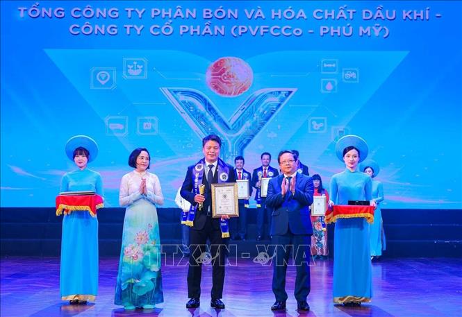 Phó Chủ tịch Quốc hội Nguyễn Thị Thanh và Phó Trưởng Ban Chính sách, Chiến lược Trung ương Nguyễn Đức Hiển trao Giấy chứng nhận và biểu trưng về thành tích về tổ chức triển khai KHCN, ĐMST và Chuyển đổi số cho đại diện doanh nghiệp. Ảnh: Hoàng Hiếu - TTXVN
