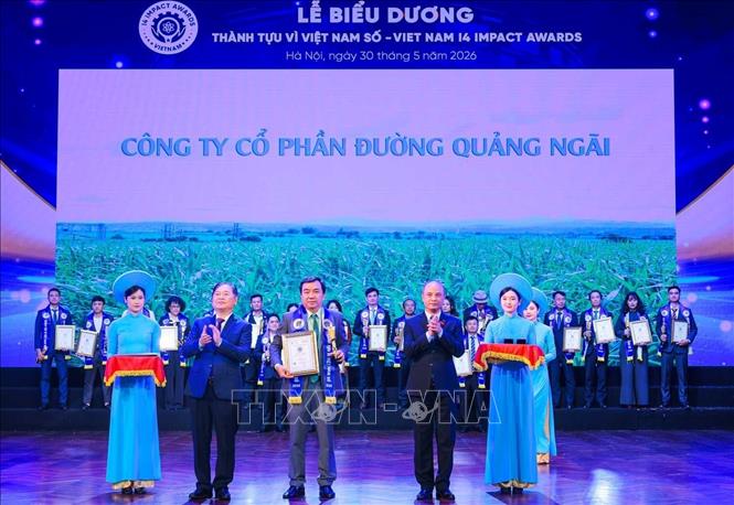 Chủ tịch Liên hiệp Các Hội Khoa học và Kỹ thuật Việt Nam Phan Xuân Dũng và Phó Chủ nhiệm Uỷ ban Khoa học Công nghệ và Môi trường của Quốc hội Nguyễn Phương Tuấn trao Chứng nhận và biểu trưng cho các startup khởi nghiệp, đổi mới sáng tạo trong chuyển đổi số; Hạng mục Rồng Xanh Awards (lĩnh vực công nghiệp văn hoá, bảo tồn di sản và hợp tác toàn cầu). Ảnh: Hoàng Hiếu - TTXVN