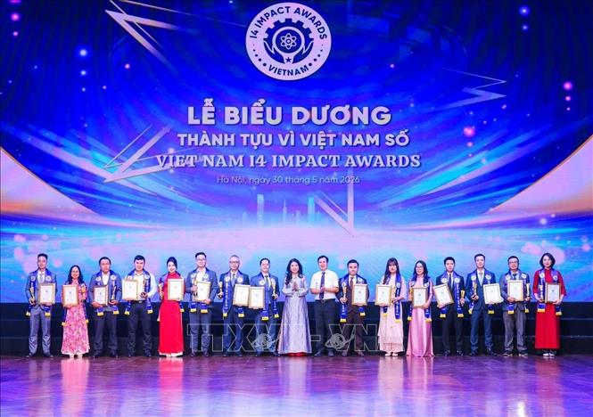 Giám đốc Đại học Quốc gia Hà Nội Bùi Thế Duy và Phó Chủ nhiệm Văn phòng Quốc hội Lê Thu Hà trao Giấy chứng nhận và biểu trưng cho các tập đoàn, tổng công ty, doanh nghiệp tư nhân hoặc liên doanh, cùng đông đảo doanh nghiệp vừa và nhỏ đã có nhiều ứng dụng, giải pháp, công nghệ, sản phẩm được nghiên cứu, sáng tạo, phát minh và triển khai hiệu quả, tạo ra những tác động rất tích cực, góp phần kiến tạo chính phủ số, kinh tế số, xã hội số và công dân số. Ảnh: Hoàng Hiếu - TTXVN
