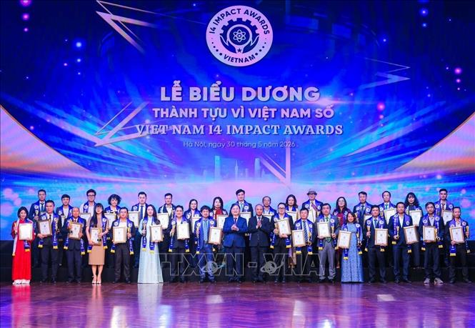 Chủ tịch Liên hiệp các Hội Khoa học và Kỹ thuật Việt Nam Phan Xuân Dũng và Phó Chủ nhiệm Uỷ ban Khoa học Công nghệ và Môi trường của Quốc hội Nguyễn Phương Tuấn trao Chứng nhận và biểu trưng cho các startup khởi nghiệp, đổi mới sáng tạo trong chuyển đổi số; Hạng mục Rồng Xanh Awards (lĩnh vực công nghiệp văn hoá, bảo tồn di sản và hợp tác toàn cầu). Ảnh: Hoàng Hiếu - TTXVN
