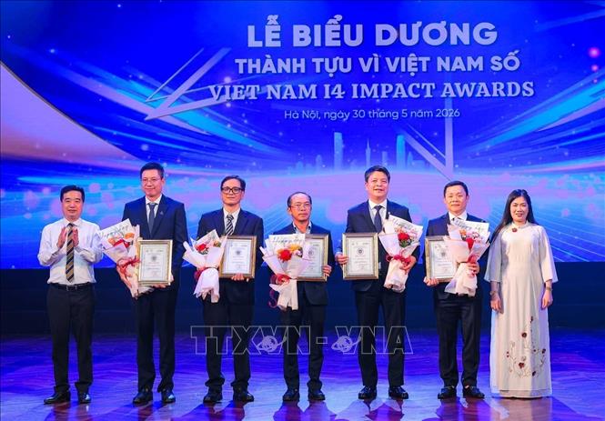 Tặng hoa tri ân các thành có nhiều đóng góp cho Chương trình Biểu dương Thành tựu tác động vì Việt Nam Số năm 2026. Ảnh: Hoàng Hiếu - TTXVN