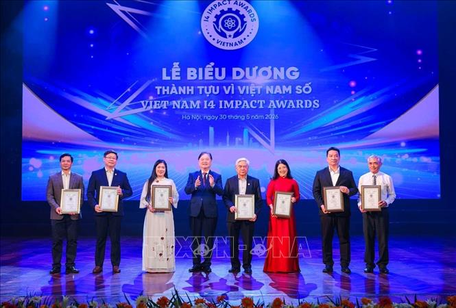 Chủ tịch Liên hiệp các Hội Khoa học và Kỹ thuật Việt Nam Phan Xuân Dũng với thành viên Ban tổ chức và Hội đồng chuyên môn. Ảnh: Hoàng Hiếu - TTXVN