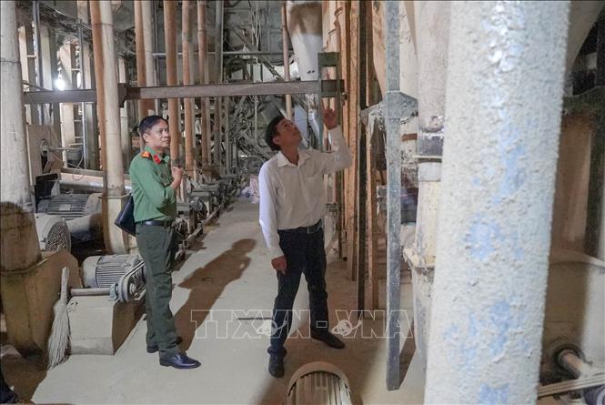 Đoàn kiểm tra của Sở Nông nghiệp và Môi trường thành phố Cần Thơ với sự tham gia của Công an thành phố kiểm tra nhà máy của Công ty TNHH Tô Hồng. Ảnh: Thanh Liêm - TTXVN