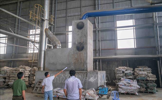 Đoàn kiểm tra của Sở Nông nghiệp và Môi trường thành phố Cần Thơ với sự tham gia của Công an thành phố kiểm tra nhà máy của Công ty TNHH Thành Tâm Cờ Đỏ. Ảnh: Thanh Liêm - TTXVN