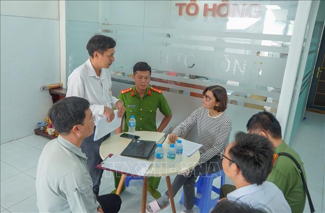 Đoàn kiểm tra của Sở Nông nghiệp và Môi trường thành phố Cần Thơ với sự tham gia của Công an thành phố kiểm tra nhà máy của Công ty TNHH Tô Hồng Ảnh: Thanh Liêm - TTXVN