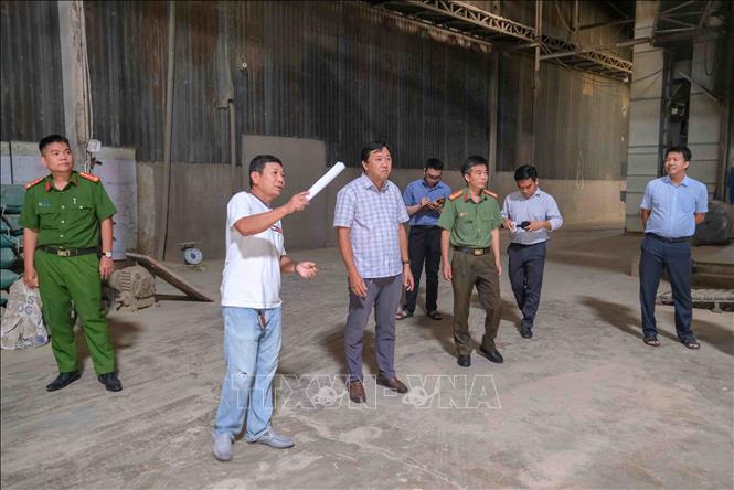 Đoàn kiểm tra của Sở Nông nghiệp và Môi trường thành phố Cần Thơ với sự tham gia của Công an thành phố kiểm tra nhà máy của Công ty TNHH Thành Tâm Cờ Đỏ. Ảnh: Thanh Liêm - TTXVN