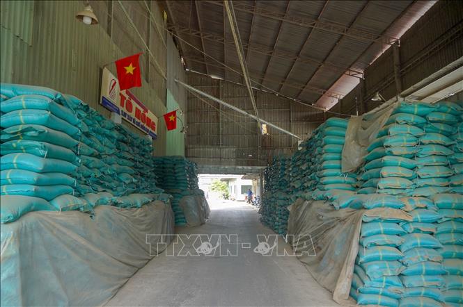 Bên ngoài nhà máy của Công ty TNHH Tô Hồng (ấp Thạnh Hòa, xã Cờ Đỏ), một trong các đơn vị bị cơ quan chức năng kiểm tra sau phản ánh của người dân. Ảnh: Thanh Liêm - TTXVN