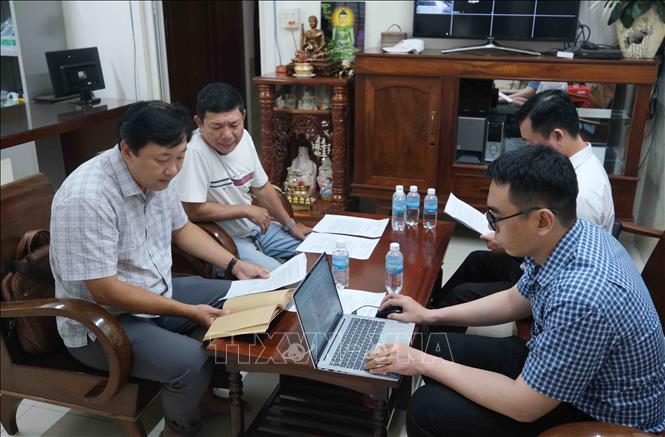 Đoàn kiểm tra của Sở Nông nghiệp và Môi trường thành phố Cần Thơ tiến hành kiểm tra hoạt động của Công ty TNHH Thành Tâm Cờ Đỏ - một trong các nhà máy bị người dân phản ánh làm bụi phát tán ra môi trường. Ảnh: Thanh Liêm - TTXVN