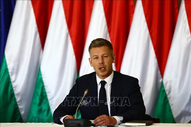 Thủ tướng Hungary Péter Magyar trong cuộc họp báo tại Opusztaszer, ngày 13/5/2026. Ảnh: THX/TTXVN