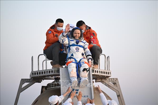 Nhà du hành Trương Lục rời khỏi khoang đổ bộ của Tàu vũ trụ Thần Châu-22 khi tàu tiếp cận bãi đỗ ở thị trấn Đông Phong, Khu tự trị Nội Mông, miền Bắc Trung Quốc ngày 29/5/2026. Ảnh: THX/TTXVN
