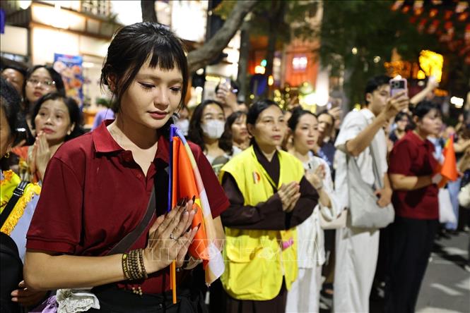Đoàn cung rước Xá lợi Phật đi qua các tuyến phố trung tâm, thu hút đông đảo công chúng thành kính chiêm bái. Ảnh: Minh Đức - TTXVN