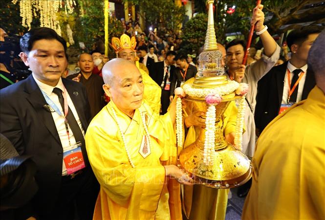 Đoàn cung rước Xá lợi Phật đi qua các tuyến phố trung tâm, thu hút đông đảo công chúng thành kính chiêm bái. Ảnh: Minh Đức - TTXVN