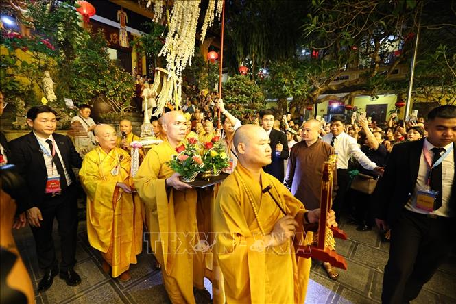 Lễ rước Xá lợi Phật và xe hoa cầu nguyện quốc thái, dân an trên các tuyến phố. Ảnh: Minh Đức - TTXVN