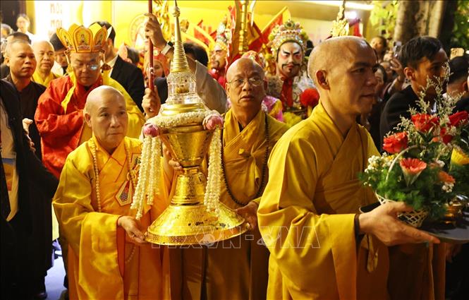 Đoàn cung rước Xá lợi Phật đi qua các tuyến phố trung tâm, thu hút đông đảo công chúng thành kính chiêm bái. Ảnh: Minh Đức - TTXVN