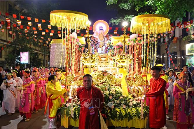 Lễ rước Xá lợi Phật và xe hoa cầu nguyện quốc thái, dân an trên các tuyến phố. Ảnh: Minh Đức - TTXVN